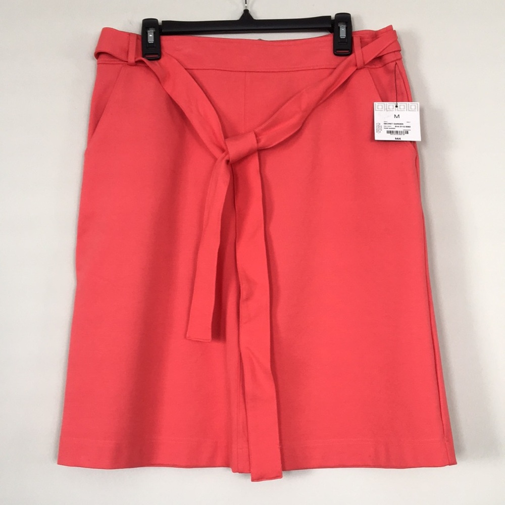 NWT Liz Claiborne ponte skirt with belt. Size M